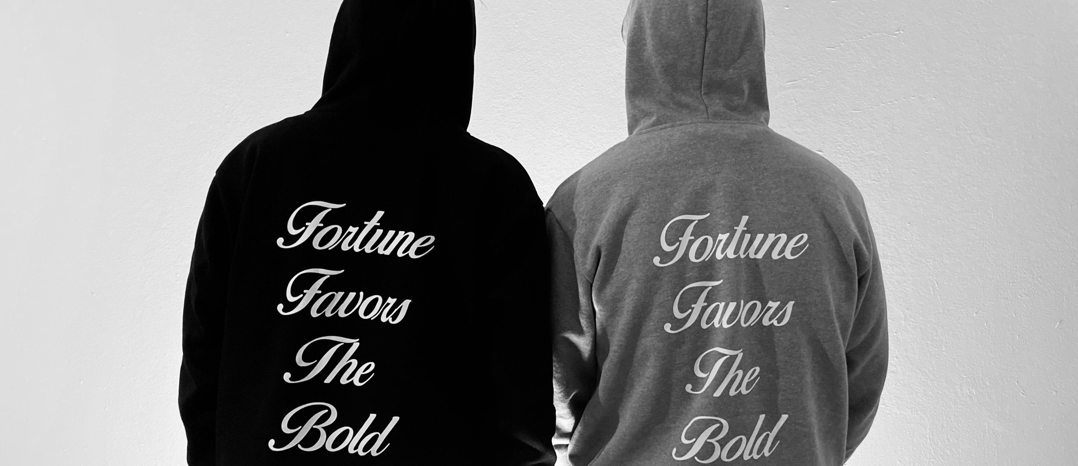 Twee jongens met een Vita Aeterna Fortune Favors The Bold hoodie aan.